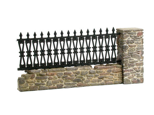 Bruchsteinmauer mit Zaun Ergänzung